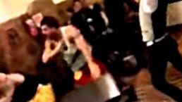 Meseros destryuen restaurante en pelea campal | VIDEO