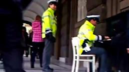 Policía muestra sus habilidades para tocar el piano | VIDEO