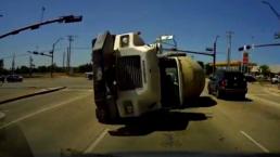 Brutal choque entre una pipa y un coche | VIDEO 