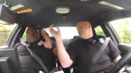 Policías cantan y bailan en patrulla | VIDEO