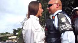 Mujer ebria agrede a policía | VIDEO