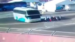 ¡Escalofriante! Camión arrolla a nadadoras | VIDEO
