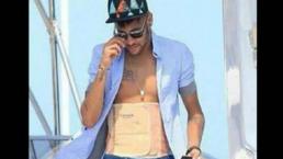 Neymar aparece con corsé en la playa