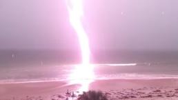 Rayo en la playa causa terror | VIDEO