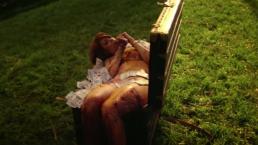 Rihanna y su polémico video con desnudos y sangre 