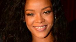 Rihanna vuelve a mostrar sus atributos con sexy atuendo | FOTOS