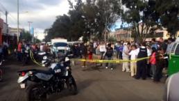 Combi embiste a ciclista y lo mata, en Neza | VIDEO