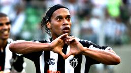 Ronaldinho presume sus propios "balones de oro" en Twitter
