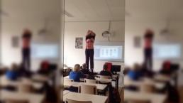 Maestra de primaria se quita la ropa frente a alumnos | VIDEO
