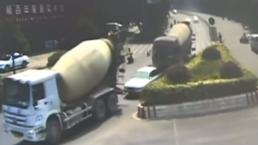 Dos camiones aplastan un coche | VIDEO