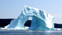 Pareja graba sorprendente colapso de iceberg