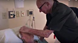 Anciana espera la muerte y su esposo le dedica canción | VIDEO