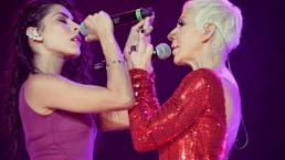 Ana Torroja y María León se dan candente beso en el escenario