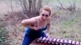 Chica aplasta latas de cerveza con el pecho | VIDEO