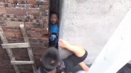 Dramático rescate de niño entre dos paredes