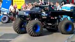 Monster truck pierde el control y atropella a varios aficionados