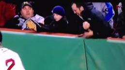 Aficionado le roba la pelota a un niño