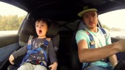 La reacción de un pequeño al subirse a un auto de carreras
