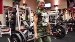 Mujer de 77 años levanta pesas