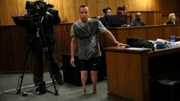 Pistorius camina sin prótesis para demostrar su inocencia