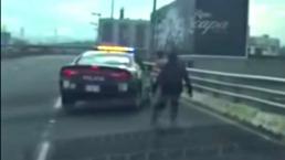 Policías persiguen a hombre desnudo en Periférico | VIDEO  