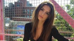 Emily Ratajkowski menea el trasero en la playa