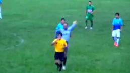 Portero derriba a ábitro con brutal patada | VIDEO