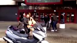 Chicas pelean en la calle y una se queda sin ropa | VIDEO