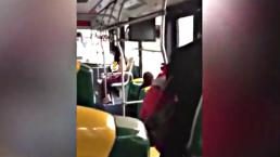 Mujer enseña senos en autobús | VIDEO