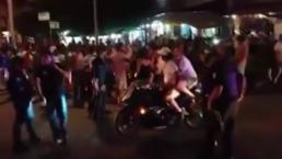 Motociclistas y policías protagonizan pelea en Acapulco