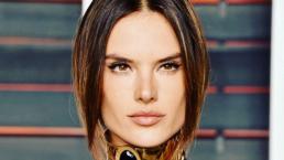 Alessandra Ambrosio se asolea desnuda