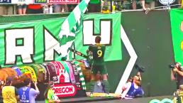 Futbolista celebra gol con una sierra eléctrica