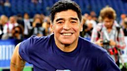Maradona patea a fan en partido benéfico