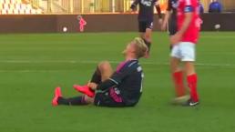 Futbolista le parte el tobillo a su rival | VIDEO