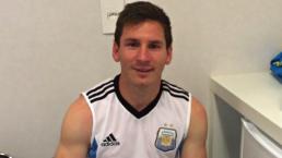 Messi “calla bocas” con detalle a espontáneo en la cancha