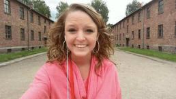 Chica es vapuleada al subir selfie en Auschwitz