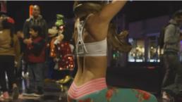 Mujer hace 'twerking' con serpiente en el cuello | VIDEO