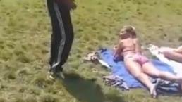 Hombre acosa a mujeres semidesnudas en un parque 