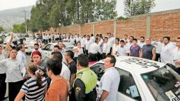 Policías y taxistas se enfrentan en Tlalnepantla 