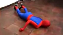 “Spiderman” en fiesta infantil sufre grave accidente | VIDEO