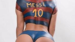 Suzy Cortez, derrite con body paint del Barcelona