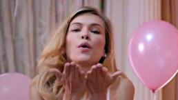 Modelo protagoniza sexy fiesta en lencería | VIDEO