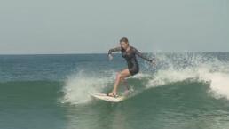 ¡Sorprendente! Practica surf en tacones