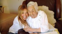 Thalía se encuentra con su abuela