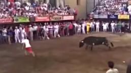 Toro clava cuernos en abdomen de hombre  | VIDEO