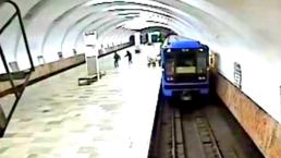 Mujer tira a su bebé a las vías del metro | VIDEO
