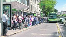 Ciudadanos sufren para subir al transporte público
