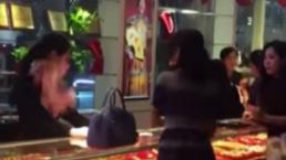 Mujer lanza el dinero a la cara de vendedora | VIDEO 