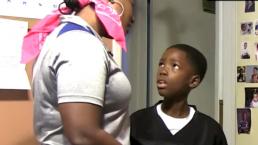 Mamá le hace pesada broma a su hijo | VIDEO
