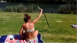 Descubren 'trampa' de mujer que atrapó serpiente con las manos | VIDEO